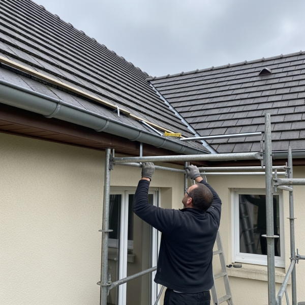 Changement de gouttières en acier galvanisé avec fixation sur façade à Conflans-sur-Lanterne proche de Luxeuil-les-Bains